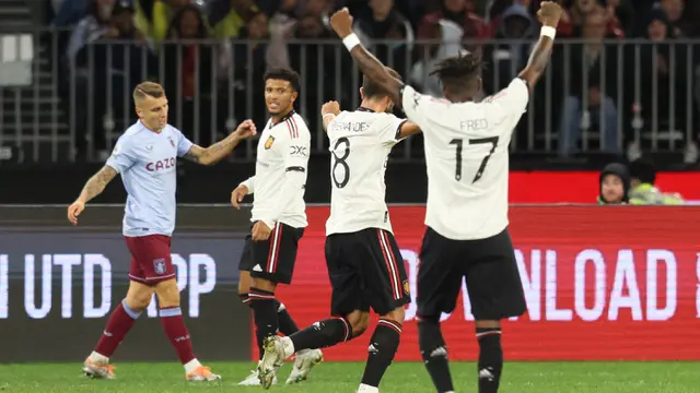 Foto: Hujan Deras, Lapangan Becek, Hingga Menarik Baju Pemain saat MU Melawan Aston Villa di Tur Pramusim