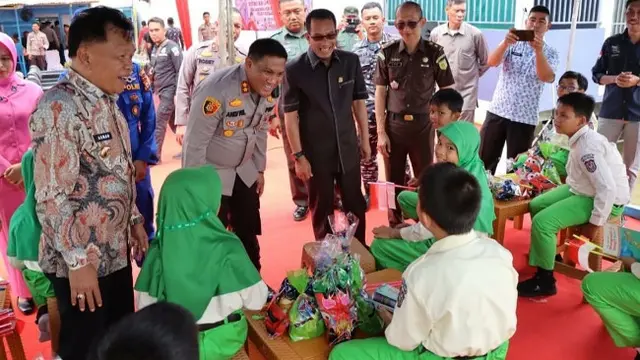 Kapolres Meranti AKBP Andi Yul berbincang dengan anak-anak dalam peluncuran Kapal Pintar Perpustakaan Apung.