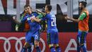 Bek Sassuolo, Francesco Acerbi (kiri) melakukan selebrasi usai mencetak gol kegawang AC Milan pada liga Italia di San Siro, Milan (3/9). AC Milan menang dramatis atas Sassuolo dengan skor 4-3. (AFP Photo/Marco Bertorello)