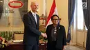 Menlu Belanda Stephanus Abraham Blok bersalaman dengan Menlu Retno Marsudi di gedung Pancasila Kemenlu , Jakarta, Selasa (3/7). Pertemuan juga membahas kerja sama bidang penanggulangan terorisme, siber, dan HAM. (Liputan6.com/Johan Tallo)