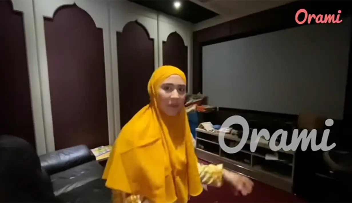 Rumah Ustaz Solmed dan Aprile Jasmin (Youtube/Orami Indonesia)