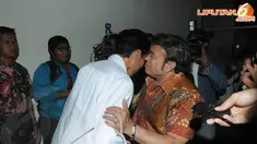 Jokowi dan Rhoma Irama tampak bersalaman dan berpelukan saat bertemu di salah satu stasiun televisi swasta (Liputan6.com/Herman Zakharia)