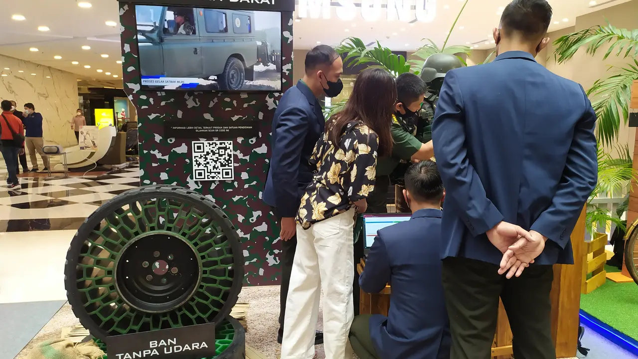 Ban tanpa angin yang dipamerkan di pameran Vokasi Surabaya. (Dian Kurniawan/Liputan6.com).