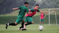 Derry Rachman Noor saat berusaha menghentikan rekan setimnya Irkham Zahrul Mila dalam sebuah sesi latihan sebelum pandemi COVID-19. (Bola.com/Vincentius Atmaja)