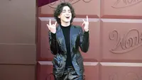 Aktor Timothee Chalamet menghadiri premiere film Wonka di Regency Village Theatre di Westwood, California, Minggu (10/12/2023). (JC Olivera/Getty Images/AFP)