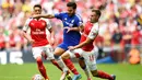 Pemain Arsenal, Aaron Ramsey (kanan) berebut bola dengan pemain Chelsea, Cesc Fabregas, dalam Community Shield 2015 di Stadion Wembley, Inggris. Minggu (2/8/2015) malam WIB. (Reuters/Dylan Martinez)