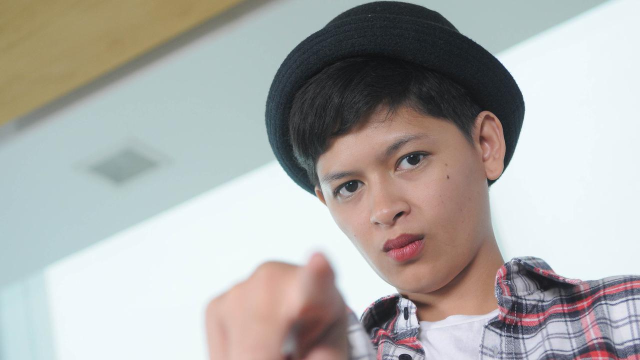 Ingin Mirip Pria di Salah Bodi, Zhi Alatas Belajar Merokok