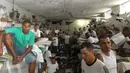  Para tahanan berkumpul di dalam satu sel di penjara Instituto Penal Placido de Sa Carvalho, Rio de Janeiro, Brasil, (18/1/2016). Ahli Hukum dan Keamanan Brasil mengatakan pemerintah Brasil tidak mampu mengatasi kondisi penjara ini. (AP Photo)