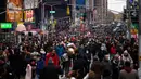 Orang-orang berjalan di Times Square setelah Macy's Thanksgiving Day Parade di New York, Amerika Serikat, 25 November 2021. Macy's Thanksgiving Day Parade kembali sepenuhnya setelah dirundung pandemi COVID-19 tahun lalu. (AP Photo/Eduardo Munoz Alvarez)