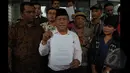 Ketua Umum DPP SBSI, Muchtar Pakpahan mendatangi Gedung KPK Jakarta, Kamis (26/02/2015).  Muchtar Pakpahan mendaftarkan Judicial Review pasal 77 UU No.8/1981 tentang Hukum Acara Pidana (KUHAP) ke Mahkamah Konstitusi (MK). (Liputan6.com/Andrian M Tunay)