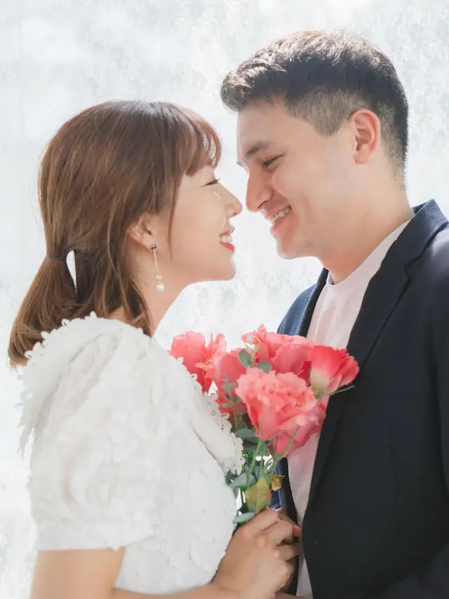 Umumkan Pernikahan, Ini 8 Potret Mesra Sunny Dahye dan Chris Okano