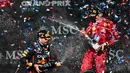 Mengawali balapan dari pole position, Max Verstappen finis pertama setelah unggul 7.959 detik dari pembalap McLaren Lando Norris yang harus puas di posisi kedua. (RONALDO SCHEMIDT/AFP)