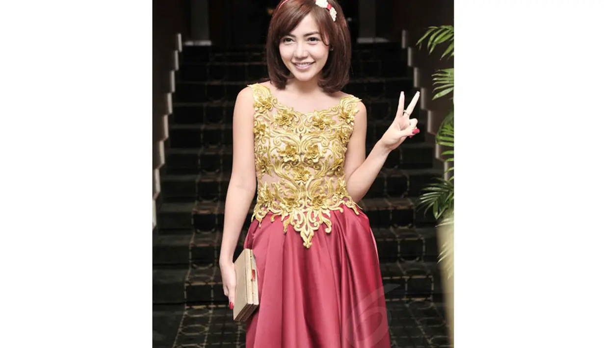 Gaun berwarna emas merah tersebut berhasil membuat penampilan Bella makin cantik. (4/6/14) (Liputan6.com/Panji Diksana)