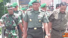 Citizen6, Sidrap: Selain Pangdam VII Wirabuana, Dandim 1420 BUdi Suwanto, Sekred Sidrap H. Ruslan, Ketua DPRD Sidrap A. Sukri Baharman, Wakil Ketua DPRD Sidrap A. Hindi Tongkeng turut mengunjungi lokasi bencana. (Pengirim: Abdi Manataring)
