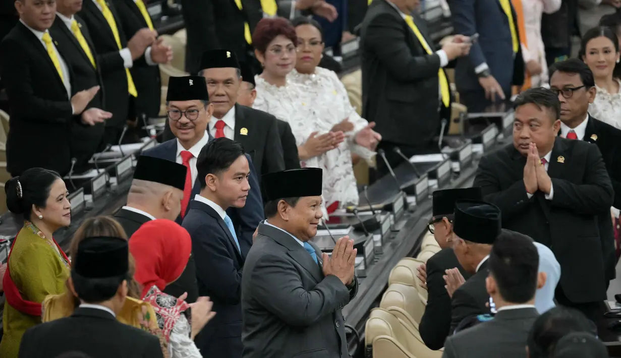 Presiden Republik Indonesia Prabowo Subianto (tengah) bersama Wakil Presiden Republik Indonesia Gibran Rakabuming Raka (tengah-kiri) saat tiba di Gedung Majelis Permusyawaratan Rakyat (MPR)/ Dewan Perwakilan Rakyat (DPR)/Dewan Pimpinan Daerah (DPD) RI, Jakarta, pada Jumat (15/8/2025). (BAY ISMOYO/AFP/POOL)