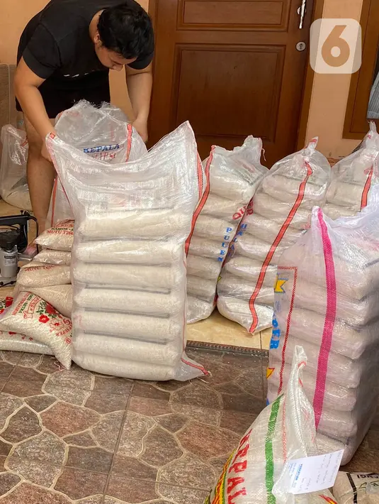Pekerja melakukan pengemasan beras dalam ukuran 3 Kg dan 5 Kg di kawasan Pisangan Baru, Jakarta Timur, Selasa (20/4/2021). Pengemasan ulang beras 3 kg dan 5 Kg mengalami peningkatan 20% sampai 30% selama seminggu memasuki bulan puasa. (Liputan6.com/Herman Zakharia)