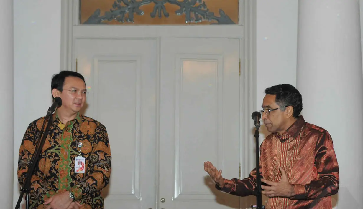 Wakil Gubernur DKI Jakarta, Basuki Tjahaja Purnama menerima langsung hibah 14 truk sampah tersebut, Kamis (18/9/14). (Liputan6.com/Herman Zakharia)