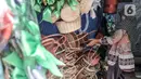 Pedagang parsel saat menunggu pembeli di kawasan Cikini, Jakarta, Selasa (29/12/2020). Untuk saat ini, pedagang menjual parsel mulai dari Rp 150.000 hingga Rp 2 juta per buah, tergantung permintaan dan kerumitan pembuatan. (merdeka.com/Iqbal S. Nugroho)