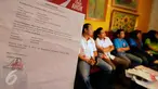 Sejumlah mantan Teman Ahok memberikan keterangan terkait Pengumpulan 1 Juta KTP oleh Teman Ahok, Jakarta, Rabu (22/6). Mantan Teman Ahok membeberkan bukti jika KTP yang dikumpulkan tidak semuanya sukarela dari masyarakat. (Liputan6.com/Helmi Fithriansyah)