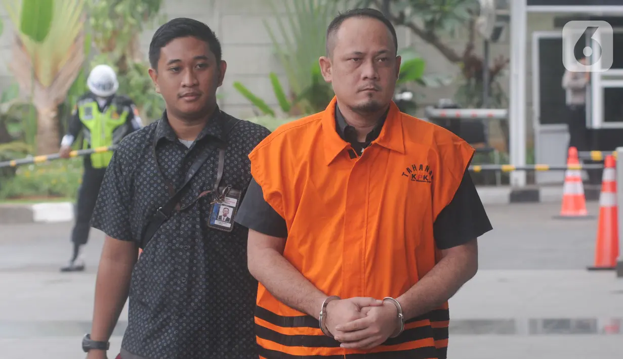 Kasubbag Protokoler nonaktif Kota Medan, Syamsul Fitri Siregar tiba untuk pemeriksaan di Gedung KPK, Jakarta, Senin (13/1/2020). Syamsul diperiksa sebagai tersangka kasus dugaan suap yang melibatkan Wali Kota Medan Dzulmi Eldin dari dinas-dinas di lingkungan Pemkot Medan. (merdeka.com/Dwi Narwoko)