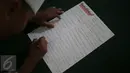 Murid Madrasah Ibtidayah (MI) Yayasan Nurul Bahri menulis surat untuk Presiden Jokowi, di perkampungan nelayan Muara Angke, Jakarta, Senin (27/2). Kegiatan itu sebagai ajakan agar anak Indonesia gemar menulis. (Liputan6.com/Faizal Fanani)