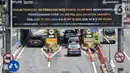 Informasi kenaikan tarif terlihat pada papan layar yang berada di Gerbang Tol Semanggi, Jakarta, Kamis (24/2/2022). Mulai 26 Februari 2022 pukul 24.00 WIB, tarif Tol Dalam Kota mengalami kenaikan sebesar Rp 500 berlaku untuk semua golongan kendaraan. (merdeka.com/Iqbal S. Nugroho)
