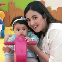 Andi Soraya dan kebahagiaannya bersama anak bayinya. (Instagram/andisorayabeatrix)