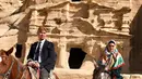 Penyanyi Mulan Jameela dan Ahmad Dhani foto bersama sambil menunggangi kuda di depan situs bersejarah Petra yang berada di Amman, Yordania. (Instagram/@mulanjameela1)