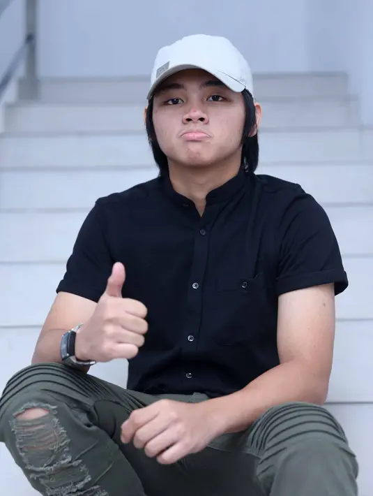 Aldy CJR bernazar saat Timnas Indonesia menang atas Thailand, ia akan memotong rambutnya. Saat menang hari ini, besok ia akan langsung memangkas rambutnya. (Nurwahyunan/Bintang.com)