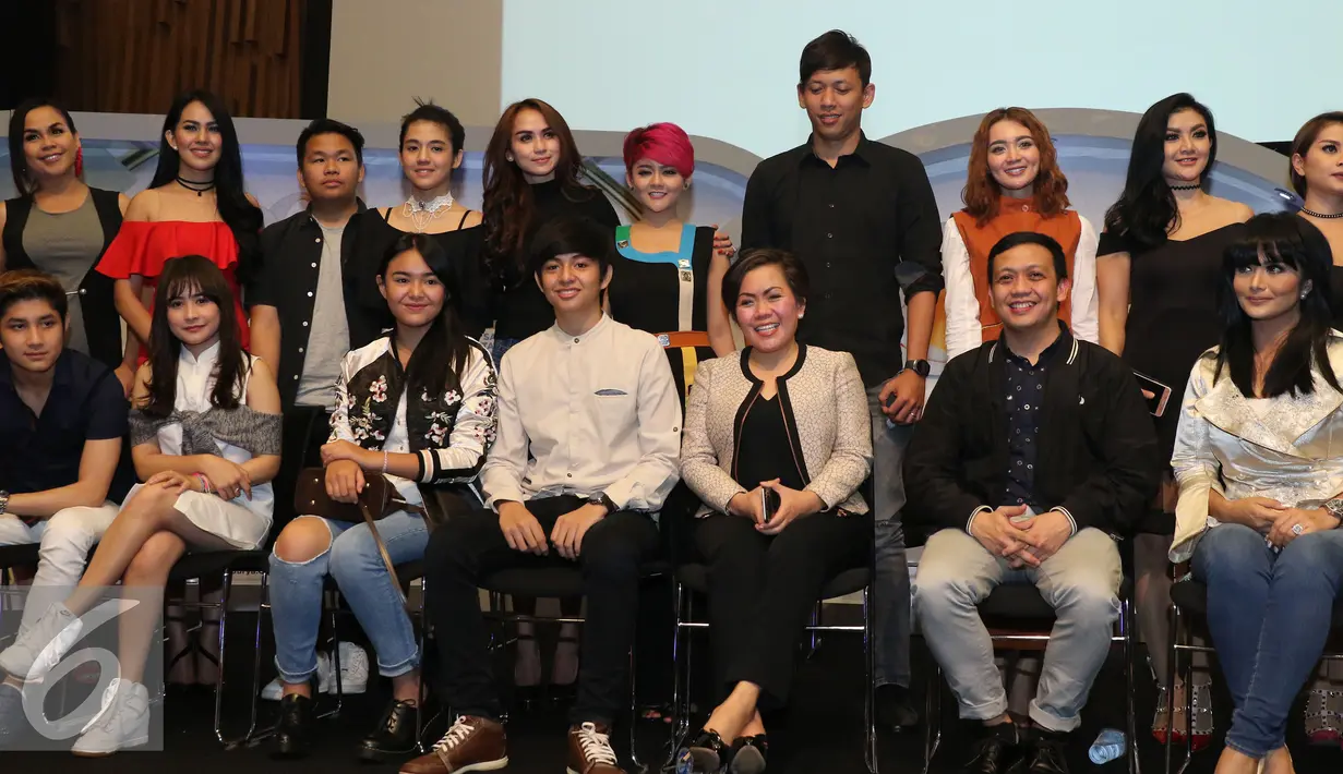 Direktur SCM, Harsiwi Achmad (tengah) berfoto bersama dengan para Artis pengisi acara HUT SCTV di SCTV Tower, Jakarta, Kamis (11/8). HUT SCTV yang ke-26 akan diadakan di istora senayan  secara Live pada pukul 18.45 Wib. (Liputan6.com/Herman Zakharia)