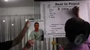 Petugas menuliskan keterangan Rodrigo Gularte pada papan informasi, Jakarta, Rabu, (29/4/2015).  Rencananya jenazah Rodrigo Gularte akan disemayamkan hingga Kamis 30 April (Liputan6.com/Helmi Afandi)
