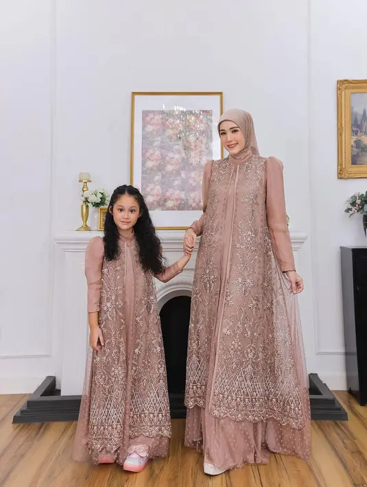Bosan dengan gamis atau kaftan motif printing? Bisa pilih gamis dengan aksen lace yang manis dan elegan.  [@adeliapasha]