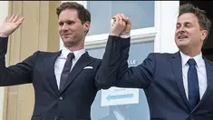 Perdana Menteri Luxembourg, Xavier Bettel, menikahi kekasih lamanya Gauthier Destenay pada  Jumat 15 Mei 2015 waktu setempat. Pemimpin politik salah satu negara paling kaya di Eropa itu menjadi kelompok pasangan gay pertama yang menikah di bawah unda...
