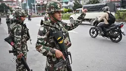 Untuk menekan kerusuhan, militer Nepal mengambil alih operasi keamanan nasional, memberlakukan jam malam dan membatasi aktivitas warga di berbagai wilayah. (Pedro Pardo/AFP)