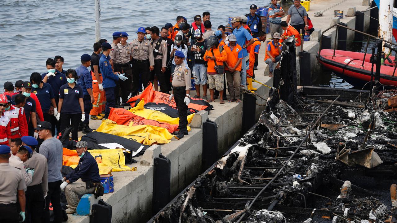 20170101-Kapal Wisata Zahro Express Terbakar di Muara Angke-Jakarta