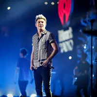 Awal mula cerita, penggemar tersebut duduk di sebelah Niall saat berada di pesawat dari London. Penggemar tersebut meminta foto selfie namun Niall menolak karena sedang sakit. (AFP/ CHRISTOPHER POLK / GETTY IMAGES NORTH AMERICA)