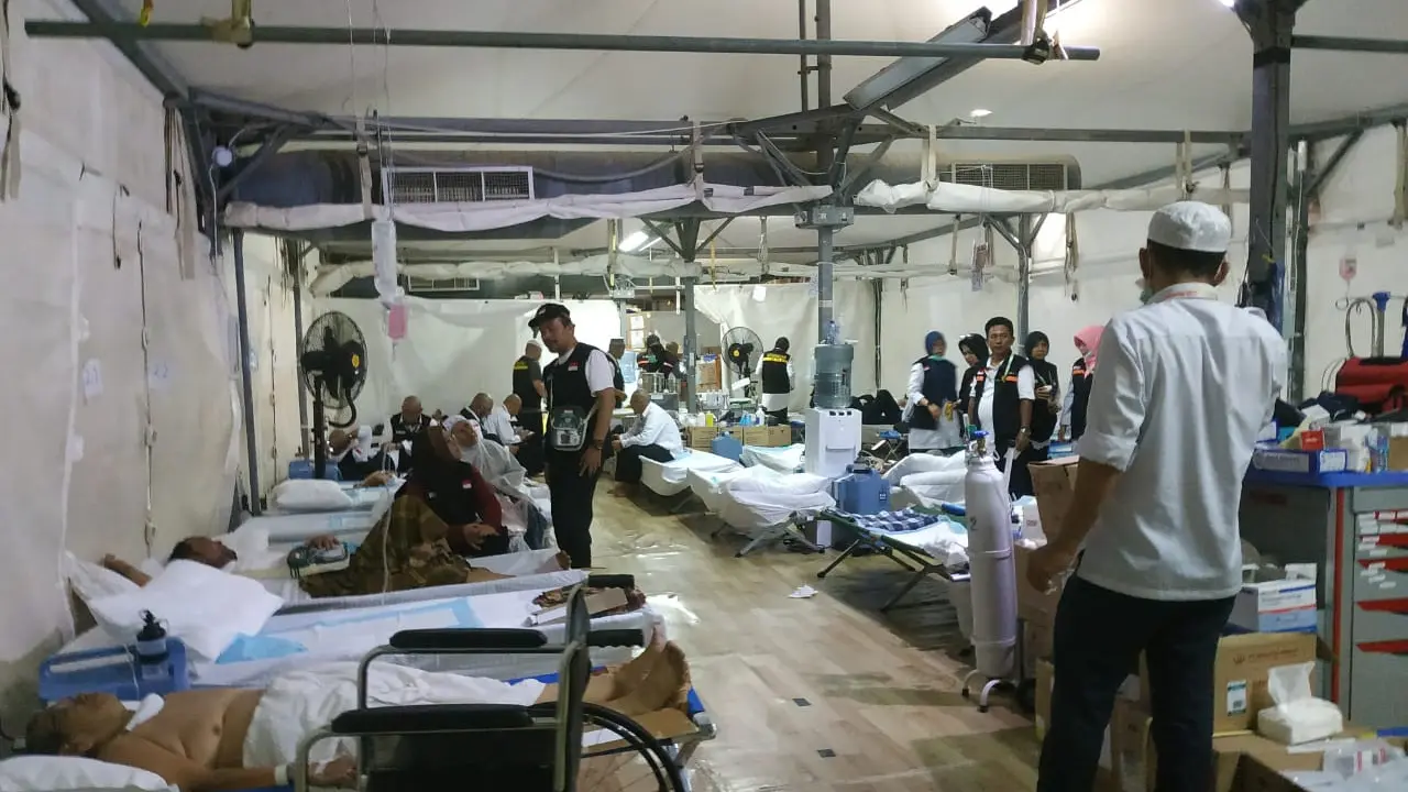 Jemaah haji tengah dirawat di Klinik Kesehatan Haji Indonesia (KKHI) di Mina. Liputan6.com/Nurmayanti