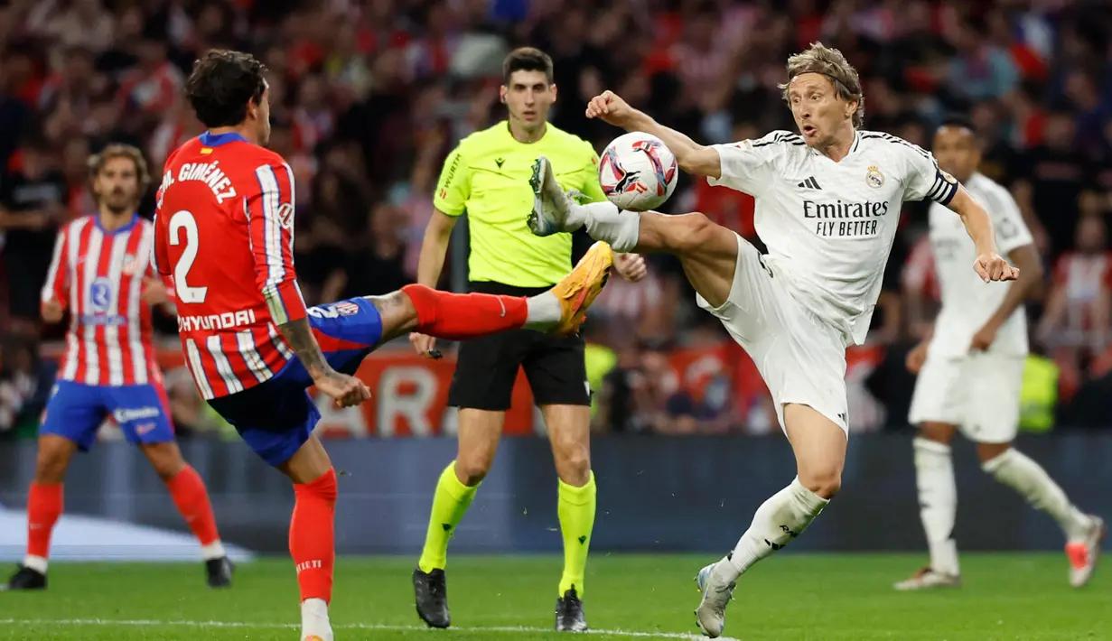 Atletico Madrid semakin meningkatkan intensitas pola permainan. (OSCAR DEL POZO/AFP)