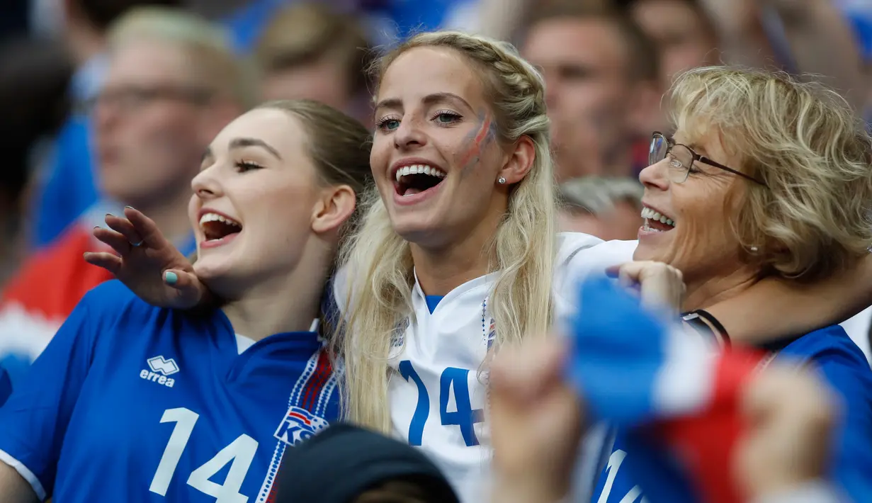 Para suporter cantik Islandia berteriak memberi semangat timnas Islandia saat melawan timnas Perancis dalam Perempat Final Piala Eropa 2016 di Stade de France, Prancis, (3/7).  (Reuters/Carl Recine)