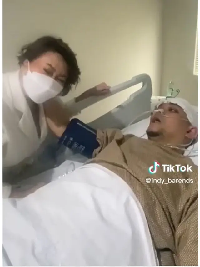 6 Potret Kondisi Terkini Indra Bekti, Sudah Siuman dan Beri Respons Gerakan Tangan
