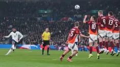 Pemain Timnas Inggris, Reece James, mencetak gol melalui tendangan bebas ke gawang Latvia dalam laga Grup K Kualifikasi Piala Dunia 2026 Zona Eropa yang digelar di Stadion Wembley, Selasa (25/3/2025) dini hari WIB. (AP Photo/Kin Cheung)
