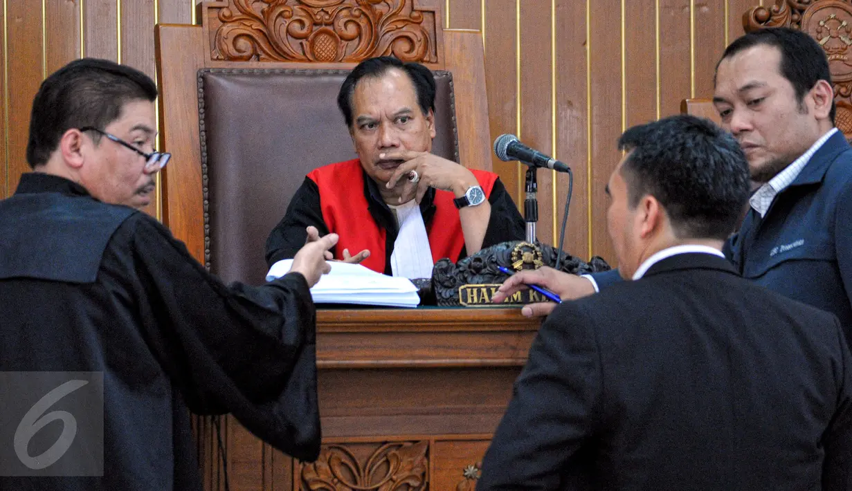 Hakim Ketua memperhatikan tim kuasa hukum KPK dan tim kuasa hukum mantan Wali Kota Makassar Ilham Arief Sirajudin yang tengah berdiskusi disela sidang praperadilan di PN Jakarta Selatan, Senin (6/7/2015). (Liputan6.com/Yoppy Renato)