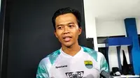 Pemain anyar Persib Bandung, Edo Febriansyah. (Bola.com/Muhammad Faqih)