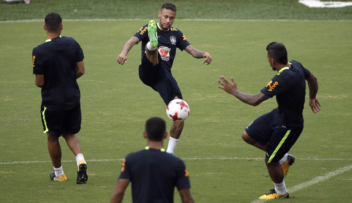 Striker Brasil, Neymar, berusaha menendang bola saat mengikuti sesi latihan jelang laga kualifikasi piala dunia 2018 di Barranquilla, Kolombia, Senin (4/9/2017). Brasil akan berhadapan dengan Kolombia. (AP/Fernando Vergara)
