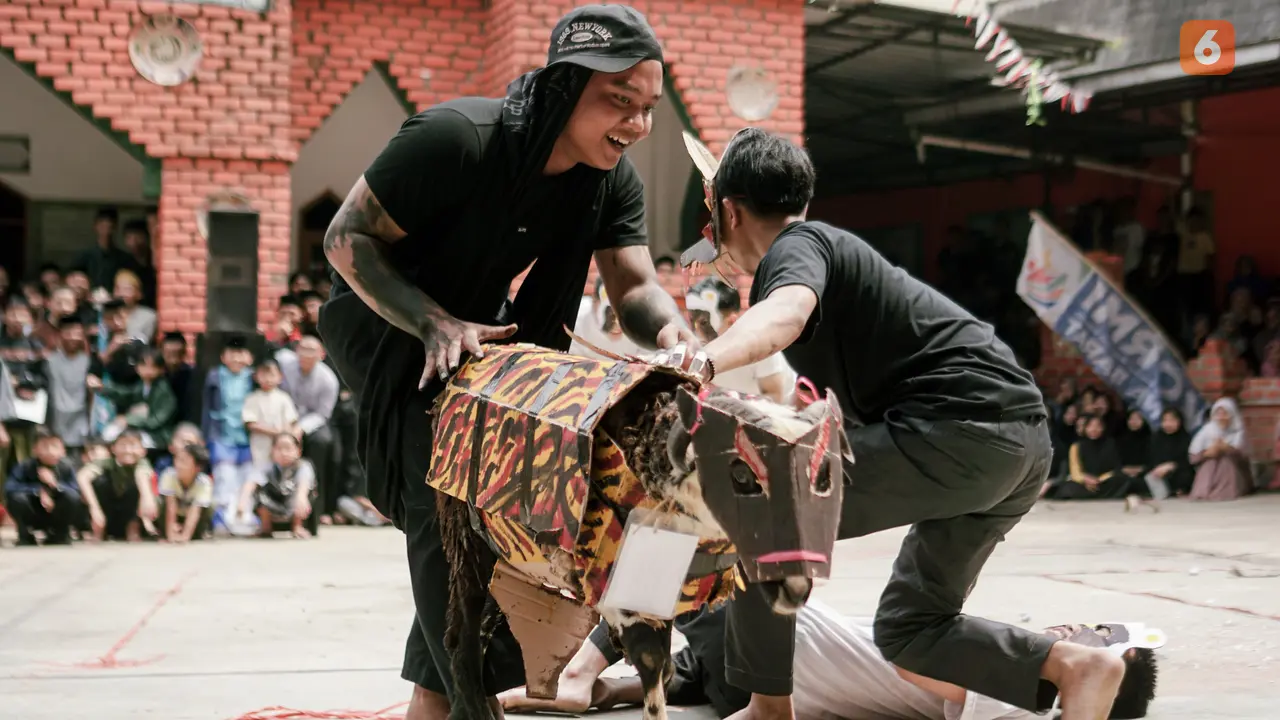Para santri saat tampilkan domba rias di Ponpes Dzikir Al Fath Kota Sukabumi (Liputan6.com/Fira Syahrin)
