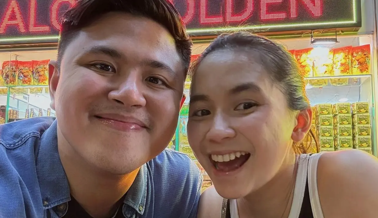 Meski ajak anak, Ashilla Zee dan Heisel Bolang tetap dapat menikmati momen berdua. Makan durian hingga jajan di pinggir jalan dilakukan Ashilla dan Heisel untuk menghabiskan waktu berdua. Melihat foto kebersamaan Ashilla dan Heisel yang seperti ABG pacaran, pastinya banyak orang yang percaya jika disebut bahwa pasangan artis satu ini masih berpacaran. (Liputan6.com/IG/@zhrtiaraashilla)