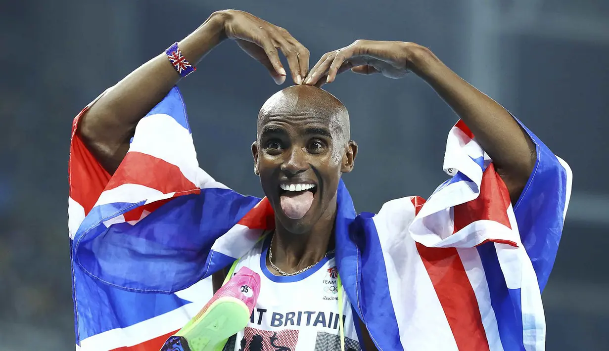 Pelari Inggris Raya, Mo Farah, melakukan selebrasi usai meraih emas pada nomor lari 5.000m Olimpiade 2016 di Rio de Janeiro, Brasil, Minggu, (21/8/2016). (Reuters/Lucy Nicholson)