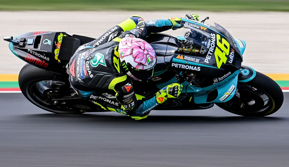 Pebalap asal Italia, Valentino Rossi, merupakan salah satu pebalap yang terkenal dengan penampilan nyentrik. Termasuk penggunaan helm dengan desain unik dan spesial di lintasan. (AFP/Andreas Solaro)