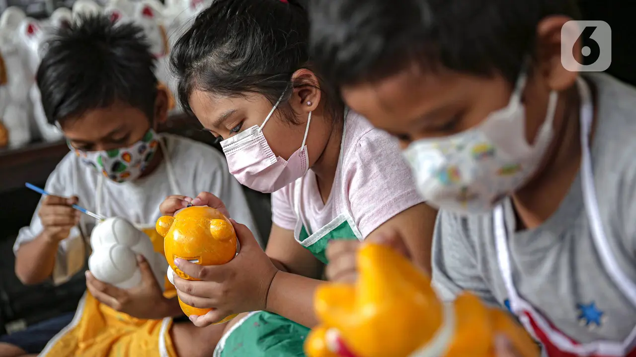 FOTO: Celengan Boneka Karakter Kartun Sarana Edukasi Anak