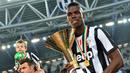 Paul Pogba. Gelandang berusia 29 tahun yang kini kembali membela Juventus usai meninggalkan Manchester United pada awal musim 2022/2023 ini menjadi satu-satunya pemain dalam daftar yang masih aktif bermain dan berpeluang menambah koleksi raihan gelar scudettonya yang kini telah mencapai 4 gelar. Empat musim membela Juventus mulai 2012/2013 hingga 2015/2016 selalu diakhirinya dengan raihan gelar scudetto Liga Italia. (AFP/Giuseppe Cacace)